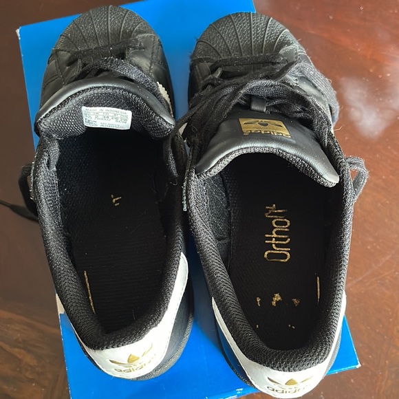 LIKE NEW Adidas Superstar Jr. Size 2 1/2 (Core Black / Cloud Whitek) - Picture 8 of 11